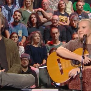 Thomas Dutronc et Emma Peters face à Nagui sur le plateau de Taratata - France 2 (Capture d'écran).