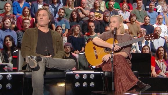 Thomas Dutronc et Emma Peters face à Nagui sur le plateau de Taratata - France 2 (Capture d'écran).