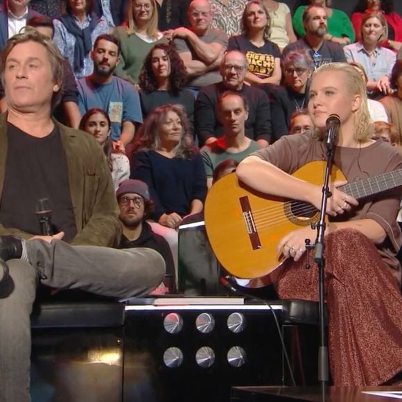 Thomas Dutronc et Emma Peters face à Nagui sur le plateau de Taratata - France 2 (Capture d'écran).