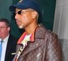 À 52 ans, Pharrell Williams semble figé dans le temps : visage lisse, traits inchangés, il donne toujours l’impression d’avoir une vingtaine d’années.

Pharrell Williams, un pansement au menton, à la sortie des bureaux Sony à New York. Le 27 avril 2023

Backgrid USA / Bestimage