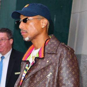 À 52 ans, Pharrell Williams semble figé dans le temps : visage lisse, traits inchangés, il donne toujours l’impression d’avoir une vingtaine d’années.

Pharrell Williams, un pansement au menton, à la sortie des bureaux Sony à New York. Le 27 avril 2023

Backgrid USA / Bestimage