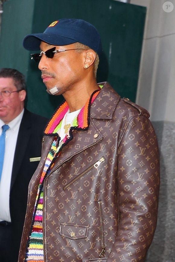 À 52 ans, Pharrell Williams semble figé dans le temps : visage lisse, traits inchangés, il donne toujours l’impression d’avoir une vingtaine d’années.

Pharrell Williams, un pansement au menton, à la sortie des bureaux Sony à New York. Le 27 avril 2023

Backgrid USA / Bestimage