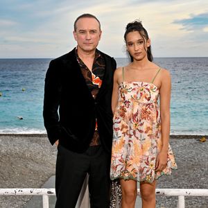 Tous deux se réjouissent de cette expérience professionnelle qui renforce encore leur complicité père-fille.

Vincent Perez et sa fille Tess - Photocall du film "Un jeu dangereux" lors de la 8ème édition du Festival Cinéroman à Nice le 29 Septembre 2026. © Jacovides-Bebert/Bestimage
