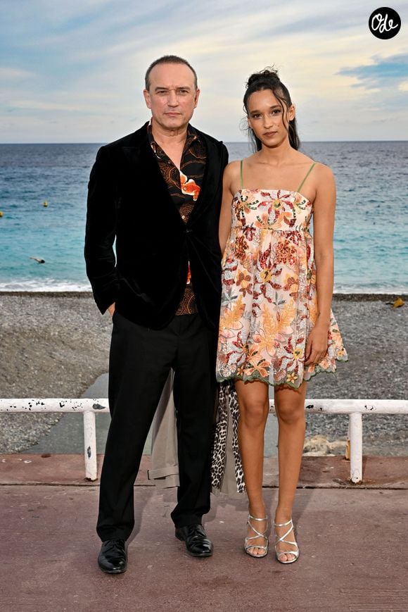 Tous deux se réjouissent de cette expérience professionnelle qui renforce encore leur complicité père-fille.

Vincent Perez et sa fille Tess - Photocall du film "Un jeu dangereux" lors de la 8ème édition du Festival Cinéroman à Nice le 29 Septembre 2026. © Jacovides-Bebert/Bestimage