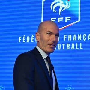 L'ancien international français de football Zinédine Zidane s'exprime lors d'une conférence de presse visant à le présenter comme le nouveau sélectionneur de l'équipe de France, au siège de la Fédération française de football (FFF) à Paris, le 28 juillet 2026. © Christian Liewig/Bestimage
