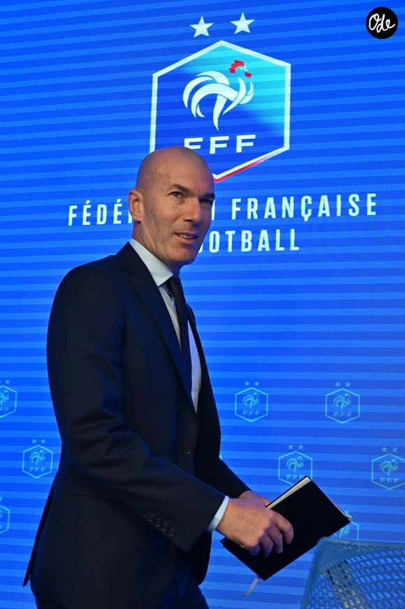 L'ancien international français de football Zinédine Zidane s'exprime lors d'une conférence de presse visant à le présenter comme le nouveau sélectionneur de l'équipe de France, au siège de la Fédération française de football (FFF) à Paris, le 28 juillet 2026. © Christian Liewig/Bestimage