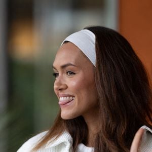 "Je suis désolée. Ce que je mets sur mon visage et mes cheveux, ça coûte déjà de l’argent. Ça coûte sûrement plus cher que le verre que tu vas payer. Toi tu viens, t’as rien, t’as de l’aftershave, c’est bon quoi", a-t-elle affirmé.

Diane Leyre à la session du Village pendant les Internationaux de France 2025 à Roland Garros le 04 juin 2025 à Paris, France. Photo by Nasser Berzane/ABACAPRESS.COM