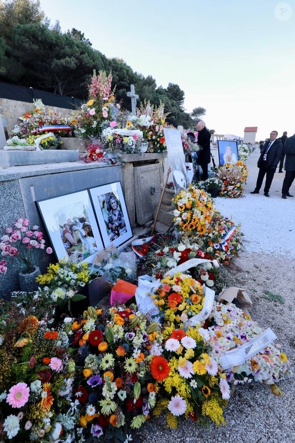 Ses obsèques se sont déroulées le mercredi 7 janvier 2026.

La famille et les amis proches ont pu assister à l'inhumation dans l'intimité de B.Bardot dans le caveau familial du cimetière marin de Saint-Tropez, France, le 7 janvier 2026.  © Franz Chavaroche / Bestimage