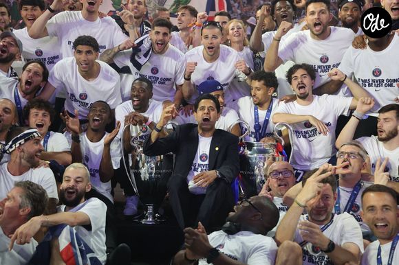 Nasser Al-Khelaifi, président du PSG, en compagnie des joueurs Illya ZABARNYI du Paris Saint-Germain, Dro FERNANDEZ du Paris Saint-Germain, Joao NEVES du Paris Saint-Germain, Willian PACHO du Paris Saint-Germain, Désiré DOUÉ du Paris Saint-Germain, Warren ZAIRE-EMERY du Paris Saint-Germain, Gonçalo RAMOS du Paris Saint-Germain, Nuno MENDES du Paris Saint-Germain, Khvicha KVARATSKHELIA du Paris Saint-Germain, Matvey SAFONOV du Paris Saint-Germain, Quentin NDJANTOU du Paris Saint-Germain, Ibrahim MBAYE du Paris Saint-Germain, VITINHA du Paris Saint-Germain, MARQUINHOS du Paris Saint-Germain, Ousmane DEMBELE du Paris Saint-Germain, Achraf HAKIMI du Paris Saint-Germain, Senny MAYULU du Paris Saint-Germain, Lucas BERALDO du Paris Saint-Germain, Fabián RUIZ du Paris Saint-Germain, Lucas CHEVALIER du Paris Saint-Germain, Lucas HERNANDEZ du Paris - Le PSG célèbre son titre de champion d'Europe 2026 avec ses supporters au Parc des Princes à Paris le 31 mai 2026. 
©  Pool / Xavier Laine via PsnewZ / Bestimage