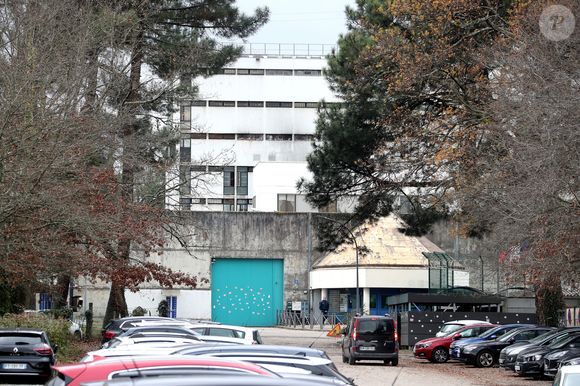 Dans cette prison, Pierre Palmade fait l'objet d'un traitement spécifique.

Pierre Palmade vient d'intégrer la maison d'arrêt de Gradignan près de Bordeaux à l'isolement dans le quartier récent (bâtiment blanc) à Gradignan, France, le 9 décembre 2024. © Patrick Bernard/Bestimage