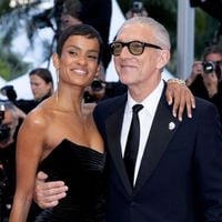 Vincent Cassel quitte Cannes pour rejoindre Jul au Stade de France ! Il débarque sur scène en scooter, Narah Baptista n'en revient pas