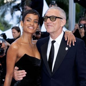 L'acteur a quitté le Festival de Cannes où il était apparu avec sa compagne Narah Baptista pour rejoindre le rappeur à Paris. 

Narah Baptista et son compagnon Vincent Cassel (Montre Audemars Piguet) - Montée des marches du film " Histoires parallèles " lors du 79ème Festival International du Film de Cannes © Olivier Borde / Bestimage