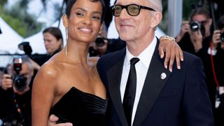 Vincent Cassel quitte Cannes pour rejoindre Jul au Stade de France ! Il débarque sur scène en scooter, Narah Baptista n'en revient pas