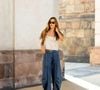 Pour harmoniser la silhouette avec un pantalon large, il faut absolument marquer la taille et choisir des chaussures capables d'élancer les jambes.
