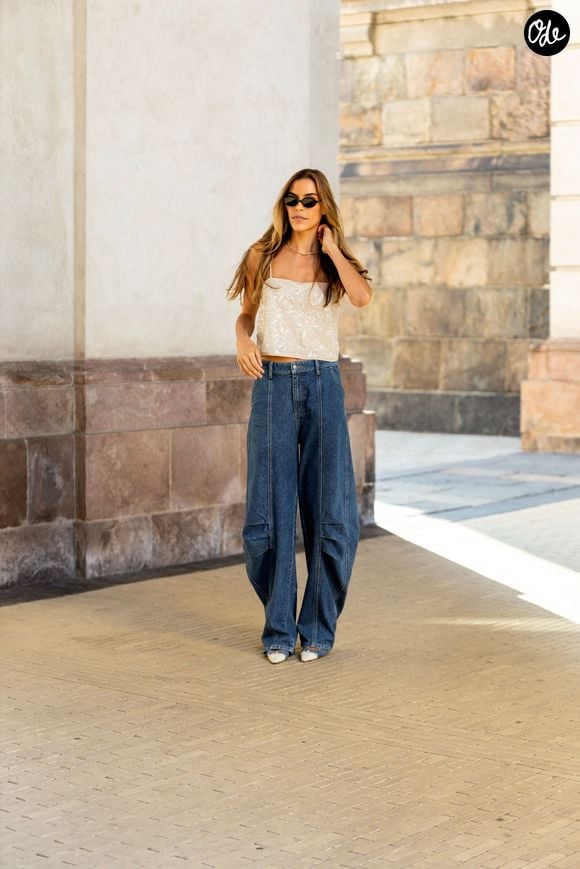 Pour harmoniser la silhouette avec un pantalon large, il faut absolument marquer la taille et choisir des chaussures capables d'élancer les jambes.