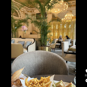 On peut également voir la femme d’Ousmane Dembélé lors d’un repas dans ce qui semble être un palace parisien

Rima Edbouche sur TikTok