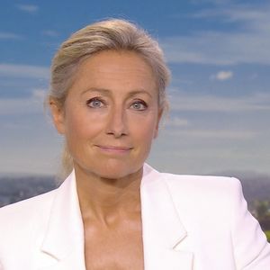 Dans une interview accordée à nos confrères de "ELLE", la journaliste confiait : "Je mange une petite baguette beurrée tous les matins mais, après, je ne touche plus au pain de la journée. Franchement, c’est efficace." 

Dernier J.T de Anne-Sophie Lapix sur France 2 le 26 Avril 2025.
© Capture d'ecran France TV via Bestimage