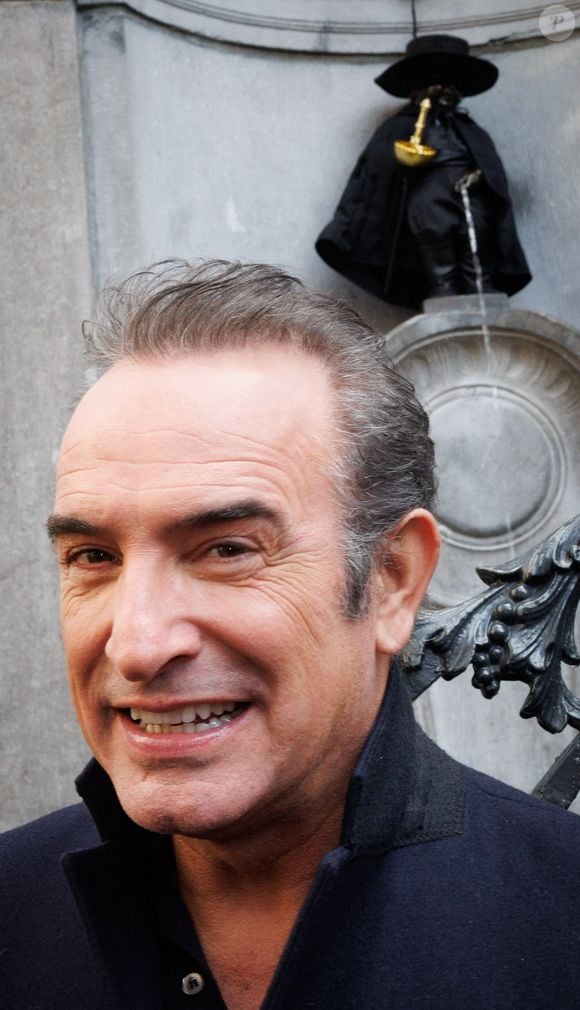 L'acteur français Jean Dujardin photographié devant le costume de Zorro Manneken Piss, après une cérémonie de remise de la médaille de reconnaissance de la ville de Bruxelles, à Bruxelles, jeudi 28 novembre 2024.  Photo by ABACAPRESS.COM