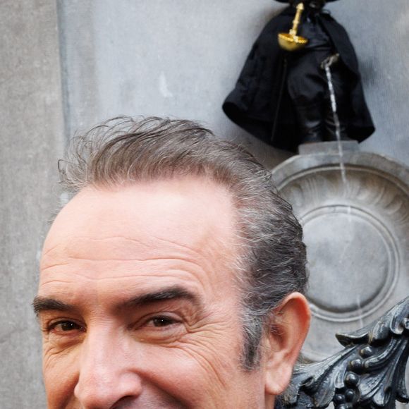 L'acteur français Jean Dujardin photographié devant le costume de Zorro Manneken Piss, après une cérémonie de remise de la médaille de reconnaissance de la ville de Bruxelles, à Bruxelles, jeudi 28 novembre 2024.  Photo by ABACAPRESS.COM