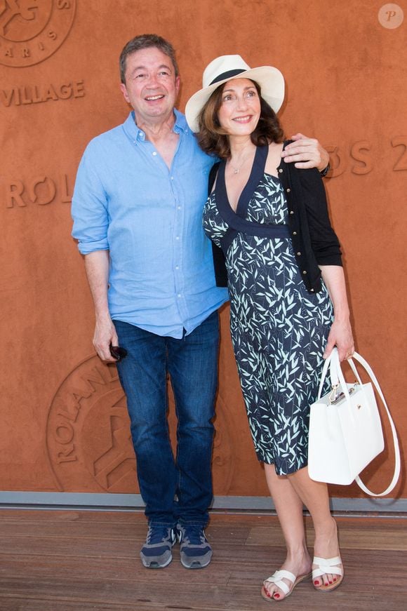 Frédéric Bouraly a également évoqué à plusieurs reprises cette connexion particulière qui le lie à Valérie Karsenti...

Frederic Bouraly et Valerie Karsenti dans le village pendant les Internationaux de France de tennis à l'arène Roland-Garros le 01 juin 2019 à Paris, France. Photo par Nasser Berzane/ABACAPRESS.COM