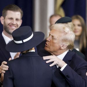 Le président américain Donald Trump (2-D) avec son épouse Melanie Trump (3-G), son fils Barron Trump (G), son fils Eric Trump (2-G) et sa fille Tiffany Trump (D) après avoir prêté serment lors d'une cérémonie d'investiture dans la rotonde du Capitole des États-Unis à Washington, DC, États-Unis, le 20 janvier 2025 (Photo par SHAWN THEW/POOL/ABACAPRESS.COM).