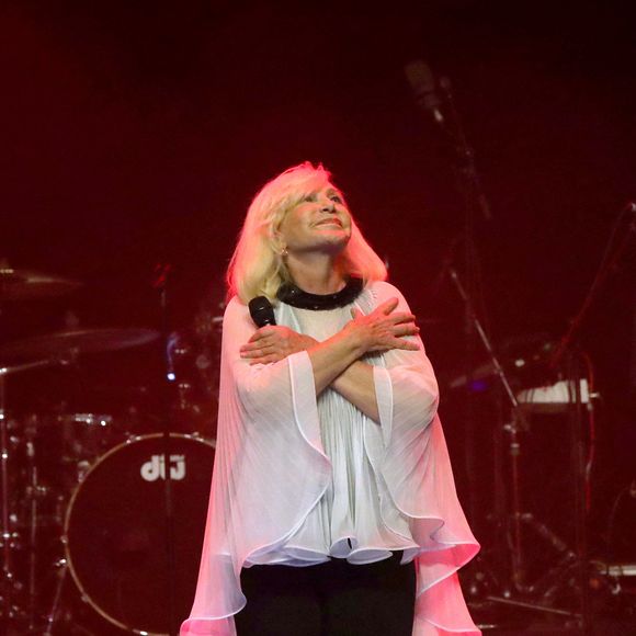 “Je vis avec un jeune homme que j’aime. Il est plus jeune que moi, oui et alors ? Je suis heureuse. L’amour est dans tout", a-t-elle d'abord expliqué. 

Exclusif - Concert de Michèle Torr, "60 ans de chanson", au Théâtre des Folies Bergère à Paris, France, le 29 Octobre 2023. © Bertrand Rindoff / Bestimage