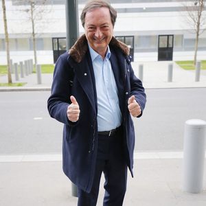 "Périco Légasse n’aime pas les supermarchés et il le dit. C’est son droit. Il aime la bonne bouffe. C’est super, moi aussi. Mais pourquoi, pour exister, se sent-il obligé de jeter l’opprobre sur moi ? Sur LCI ou BFM, il enfile régulièrement les perles sur la soi-disant nocivité de la grande distribution, à la manière d’une Natacha Polony qui me ressasse les chroniques éculées de la disparition du « gentil-petit commerce- de centre-ville » à chaque fois que je passe sur Canal Plus"

Michel Edouard Leclerc, PDG des magasins Leclerc, arrive aux studios de BFM TV à Paris, le 20 mars 2023. 
© Jonathan Rebboah / Panoramic / Bestimage