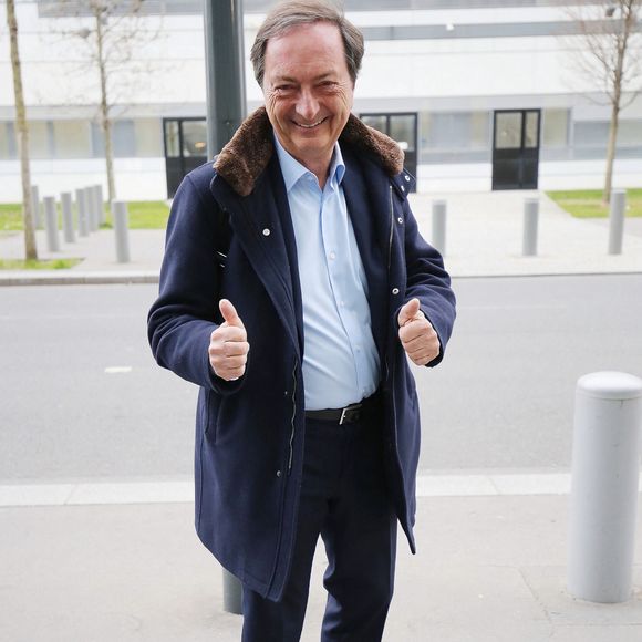 "Périco Légasse n’aime pas les supermarchés et il le dit. C’est son droit. Il aime la bonne bouffe. C’est super, moi aussi. Mais pourquoi, pour exister, se sent-il obligé de jeter l’opprobre sur moi ? Sur LCI ou BFM, il enfile régulièrement les perles sur la soi-disant nocivité de la grande distribution, à la manière d’une Natacha Polony qui me ressasse les chroniques éculées de la disparition du « gentil-petit commerce- de centre-ville » à chaque fois que je passe sur Canal Plus"

Michel Edouard Leclerc, PDG des magasins Leclerc, arrive aux studios de BFM TV à Paris, le 20 mars 2023. 
© Jonathan Rebboah / Panoramic / Bestimage