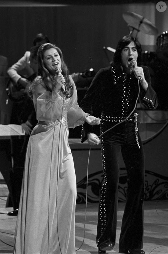 Archives - En France, à Paris, RINGO Starr et Sheila chantant en duo sur le plateau  de l'émission CADET ROUSSELLE le 2 mars 1973.