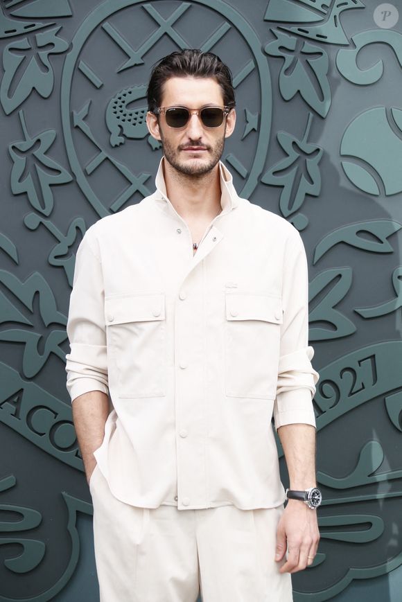 L’acteur mène une vie paisible à la campagne.

Pierre Niney au photocall du défilé Lacoste "Collection Prêt-à-Porter Automne/Hiver 2025-2026" lors de la Fashion Week de Paris (PFW), le 9 mars 2025. © Christophe Clovis / Bestimage