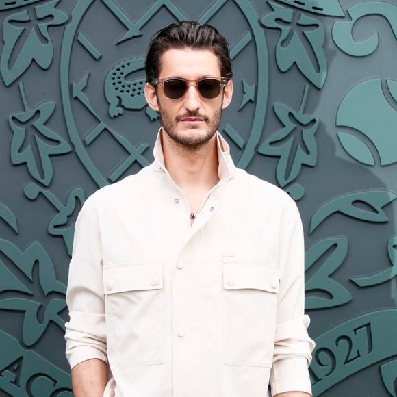 L’acteur mène une vie paisible à la campagne.

Pierre Niney au photocall du défilé Lacoste "Collection Prêt-à-Porter Automne/Hiver 2025-2026" lors de la Fashion Week de Paris (PFW), le 9 mars 2025. © Christophe Clovis / Bestimage