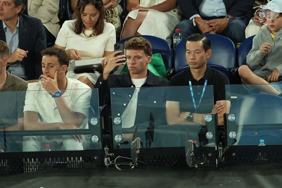 Léon Marchand en tribunes lors de la finale homme "Jannik Sinner - Alexander Sverev (6/3 - 7/6 - 6/3)" du tournoi de tennis d'Open 2025 de Melbourne en Australie, le 25 janvier 2025.
© Nicolas Luttiau/Bestimage
