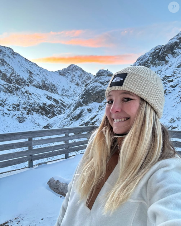 Et elle a expliqué pourquoi 
Emmanuelle de "Mariés au premier rregard" pose au ski, le 15 décembre 2024