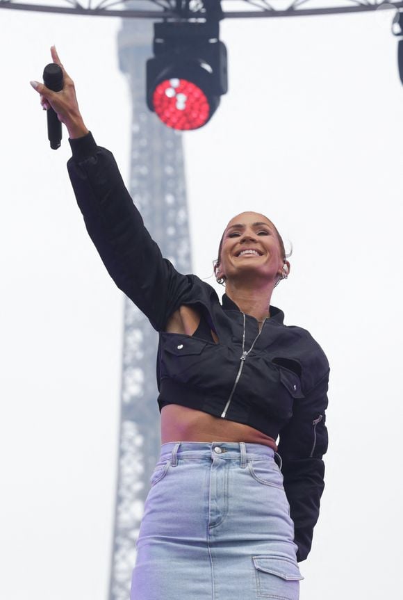 Vitaa lors du concert à l'occasion de l'opération "vacances de OUF, journée des oubliés des vacances" pour les 80 ans du Secours Populaire au Champ-de-Mars à Paris le 20 août 2025.
© Coadic Guirec / Bestimage