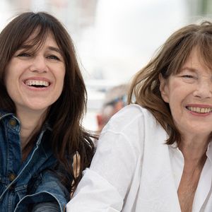 Jane Birkin et la réalisatrice Charlotte Gainsbourg assistent au photocall de Jane par Charlotte (Jane By Charlotte) lors du 74ème Festival de Cannes le 08 juillet 2021 à Cannes, France.Photo David Niviere/ABACAPRESS.COM