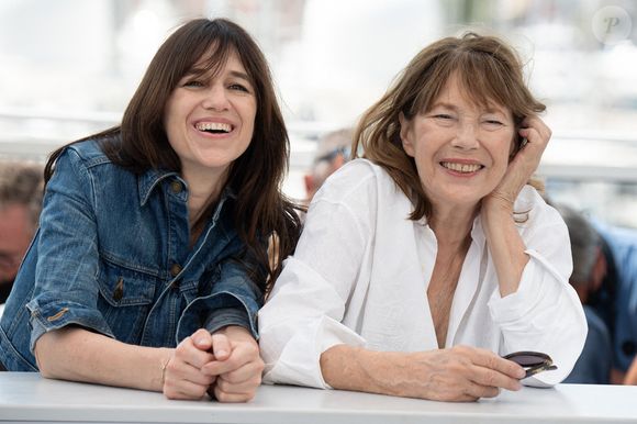 Jane Birkin et la réalisatrice Charlotte Gainsbourg assistent au photocall de Jane par Charlotte (Jane By Charlotte) lors du 74ème Festival de Cannes le 08 juillet 2021 à Cannes, France.Photo David Niviere/ABACAPRESS.COM