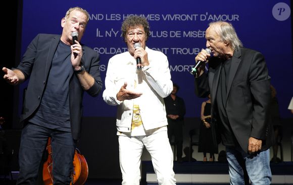 Claude Dubois, Robert Charlebois et Garou - Cérémonie de remise des prix lors de la 18ème édition du Festival du Film Francophone d'Angoulême (FFA) le 30 août 2025 à Angoulême.
© Guirec Coadic / Bestimage