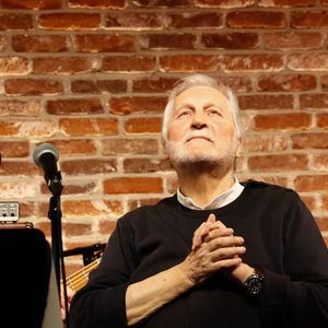 Exclusif - Jean-Jacques Debout - Dernier tour de chant de Jean-Jacques Debout au club "Le Bal Blomet " à Paris le 22 mars 2025. Jean-Jacques Debout, qui nous a écrit de si belles chansons, interpète un mélange de ses anciens succès de et de nouvelles compostions "Au Revoir Mais Pas Adieu", dont une consacrée au Bal Blomet. © Christophe Clovis/Bestimage