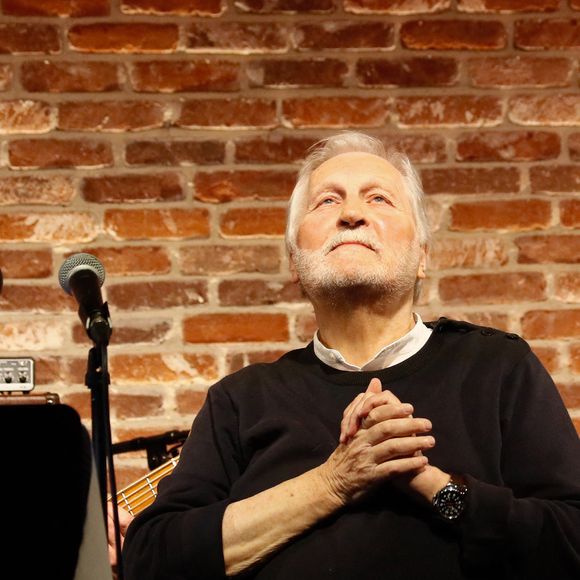 Exclusif - Jean-Jacques Debout - Dernier tour de chant de Jean-Jacques Debout au club "Le Bal Blomet " à Paris le 22 mars 2025. Jean-Jacques Debout, qui nous a écrit de si belles chansons, interpète un mélange de ses anciens succès de et de nouvelles compostions "Au Revoir Mais Pas Adieu", dont une consacrée au Bal Blomet. © Christophe Clovis/Bestimage