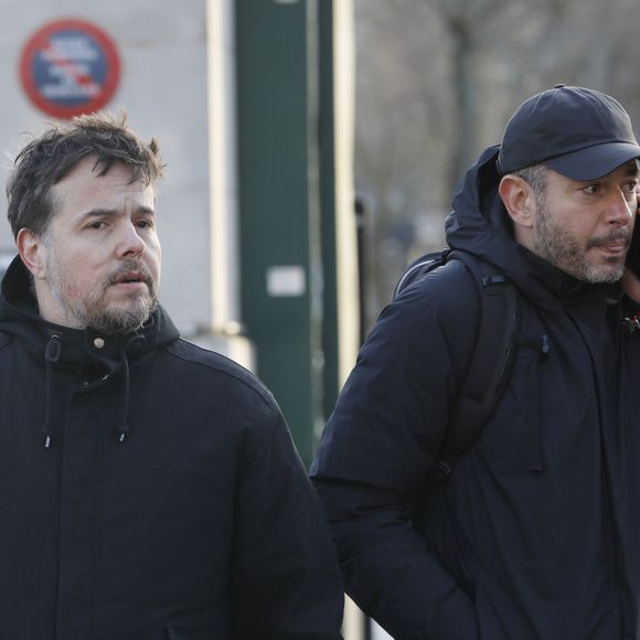 Exclusif - Nicolas Demorand, Ali Baddou - Sorties des obsèques de David Kessler au cimetière du Montparnasse à Paris le 11 février 2020. Haut-fonctionnaire, ancien conseiller à la présidence de la République, David Kessler dirigea notamment France Culture avant d'être chargé de la stratégie et des contenus de Radio France. AGENCE / BESTIMAGE