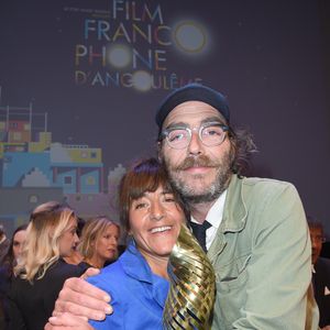 Philippe Rebbot (réalisateur) et Romane Bohringer (réalisatrice) avec le Valois Canal+ du public pour le film "L'Amour Flou" lors de la clôture de la 11ème édition du festival du Film Francophone d'Angoulême, France, le 26 août 2018. © Coadic Guirec/Bestimage