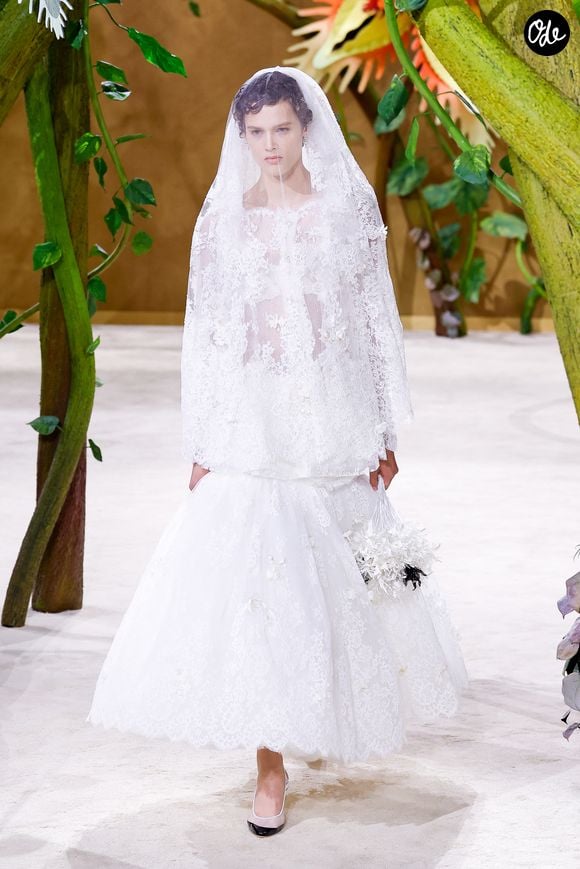 L'inspiration derrière cette scénographie unique ? Un vieux recueil de contes retrouvé directement dans la bibliothèque personnelle de Gabrielle "Coco" Chanel.

Défilé de mode Chanel Collection Haute Couture Automne/Hiver 2026-2027 lors de la Fashion Week de Paris (PFW) au Grand Palais, à Paris, France, le 7 juillet 2026. © Bestimage