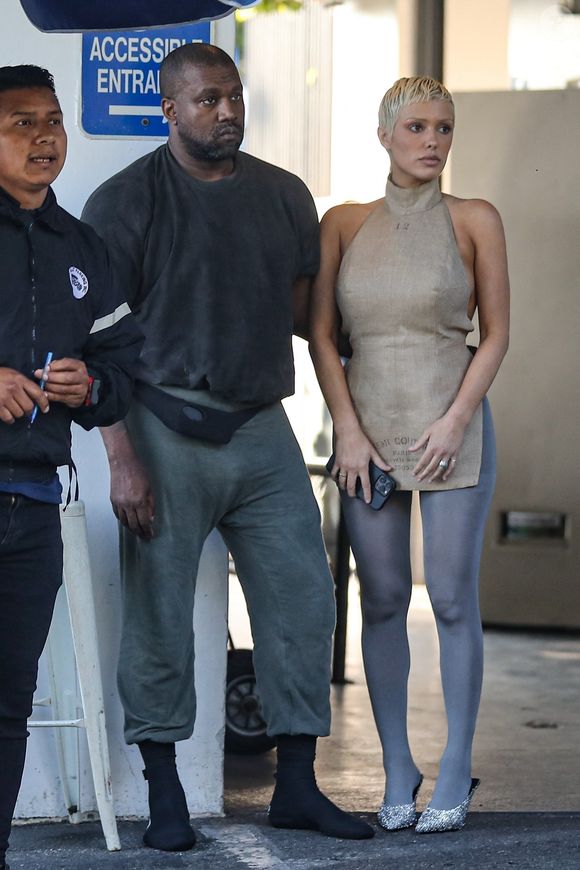 Exclusif - Kanye West et sa femme Bianca Censori se font des calins avant d'aller déjeuner au restaurant The Lobster à Santa Monica le 13 juin 2023. Backgrid USA / Bestimage