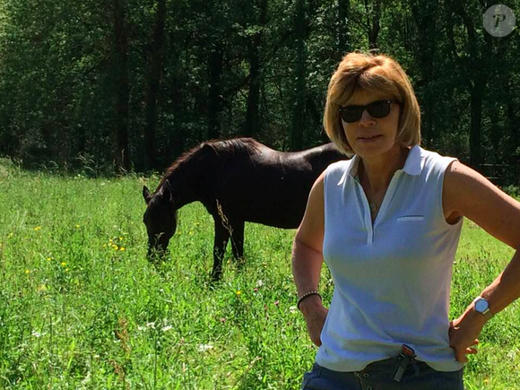 Isabelle Brel, passionnée de chevaux, en pleine nature.