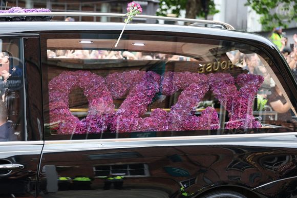 Birmingham , Royaume-Uni. Sharon Osbourne et des membres de sa famille regardent les hommages floraux alors que le cortège funéraire d'Ozzy Osbourne s'arrête au Black Sabbath Bridge à Birmingham, Royaume-Uni. Photo de Stephen Lock/I-Images/ABACAPRESS.COM