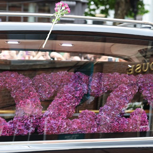 Birmingham , Royaume-Uni. Sharon Osbourne et des membres de sa famille regardent les hommages floraux alors que le cortège funéraire d'Ozzy Osbourne s'arrête au Black Sabbath Bridge à Birmingham, Royaume-Uni. Photo de Stephen Lock/I-Images/ABACAPRESS.COM