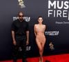 Sur le tapis rouge des Grammys Awards, Bianca Censori dévoile une mini robe transparente, ne cachant rien de son anatomie. 

Kanye West et Bianca Censori aux Grammy Awards, à Los Angeles, le 2 février 2025.

Photo : Broadimage / Bestimage