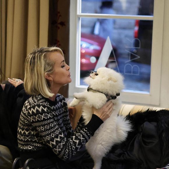 En janvier, la veuve de Johnny Hallyday et ses deux filles Jade et Joy ont malheureusement perdu leur demeure lors des terribles incendies qui ont frappé Los Angeles. 

Exclusif - Laeticia Hallyday et son compagnon Jalil Lespert, accompagnés de Jade et Joy sont allés rendre visite au Manneken-Pis qui a été rhabillé en hommage à Johnny Hallyday à Bruxelles le 20 décembre 2022. © Dominique Jacovides / Bestimage