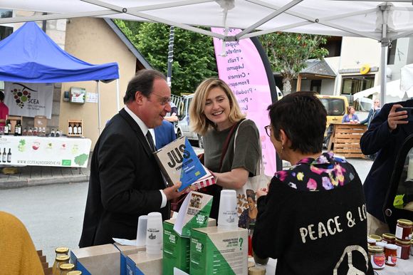 François Hollande avec Julie Gayet lors de sa campagne électorale pour les législatives en Corrèze, France, le 16 juin 2024. Photo par Elodie Gregoire/ABACAPRESS.COM