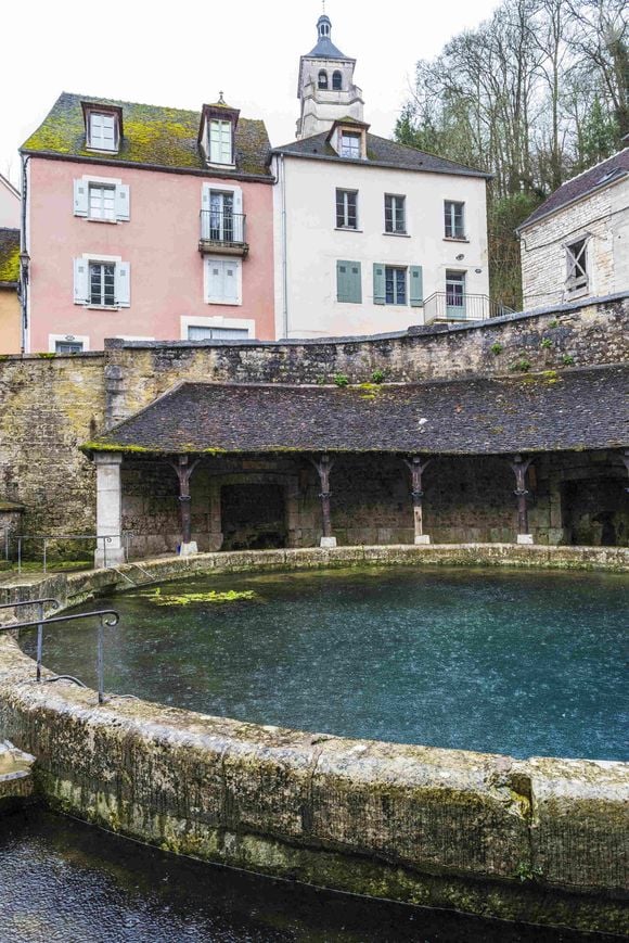 Il s'agit d'une charmante petite ville de 4000 habitants, située en Bourgogne.

Tonnerre (89) : la fosse Dionne, source d'eau située au centre ville. Un lavoir a ete amenage autour de la source - Photo by Bordier S./ANDBZ/ABACAPRESS.COM